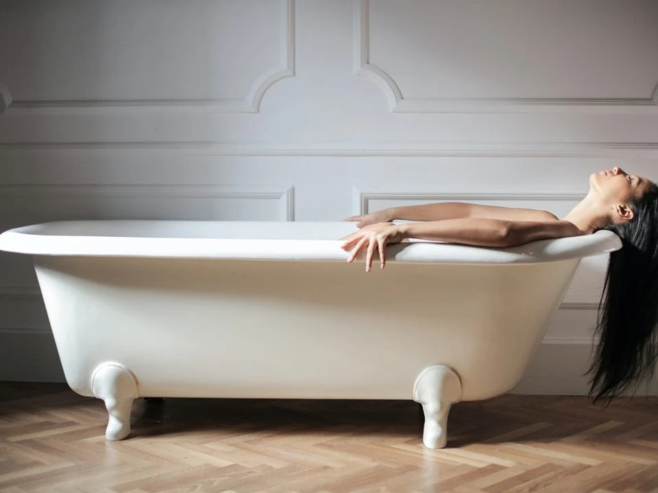 Frau in der Badewanne - Entspannung